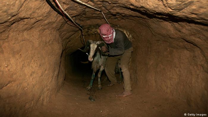 Mann mit Ziege im Tunnel (Foto: Getty Images)
