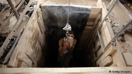 Boy lowers himself into a tunnel
(Foto: Getty Images)