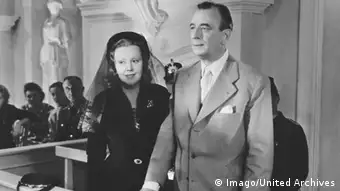 Szene aus dem Film Hokuspokus mit Valerie von Martens und Curt Goetz und (1953)