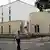 Полиция перед синагогой в Вуппертале, которую трое молодых людей забросали "коктейлями Молотова"