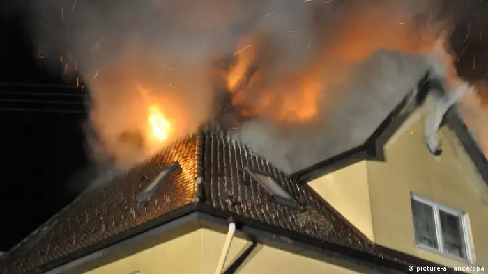 Haus mit brennendem Dach.
