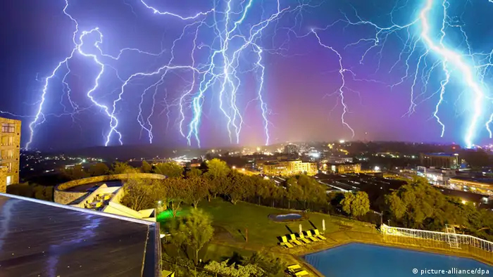 Several thunderbolts light up the sky over a city
(Foto: picture-alliance/dpa)