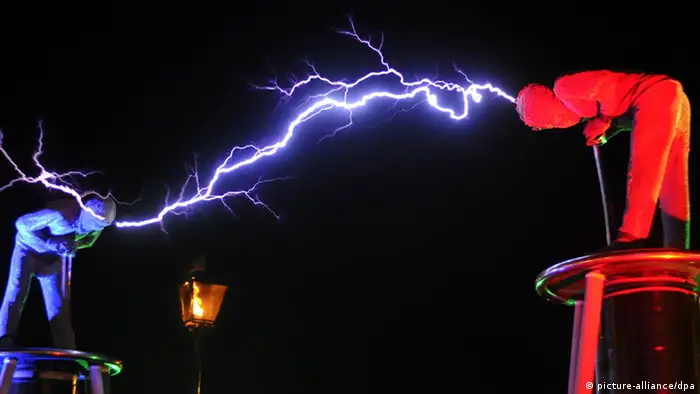 A lightning between the hads of a blue and a red man
(Foto: picture-alliance/dpa)