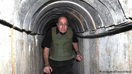Israeli Defense Minister Yaalon in a Hamas tunnel (Foto: picture-alliance/dpa)