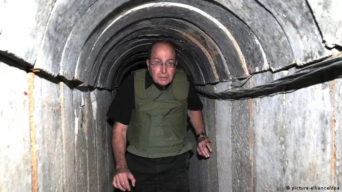 Israelischer Verteidigungsminister Jaalon in einem Tunnel der Hamas (Foto: picture-alliance/dpa)