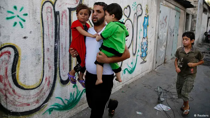 Gaza Menschen auf der Flucht durch die Straßen die meisten Opfer sind Kinder