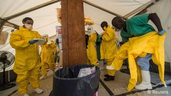 Helfer machen sich in einem Ebola-Zetrum in Sierra Leone bereit, die Isolierstation zu betreten (Foto: Reuters)