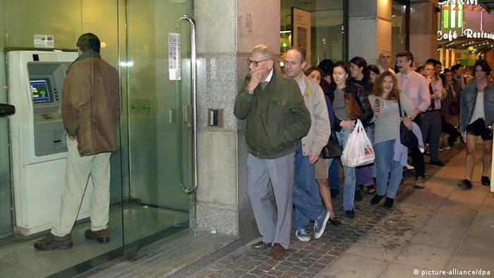 Kunden stehen vor einer Bank in Buenos Aires ab, um Geld abzuheben (Foto: dpa)
