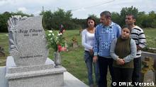 Familie Nagy am Grabmal für die am 3.11.2008 von ungarischen Rechtsterroristen ermordete Éva Nagy. Copyright: DW/K. Verseck via Zoran Arbutina, DW Europa