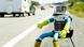 Der HitchBOT sitzt am Straßenrand und wartet auf seine Mitfahrgelegenheit (Foto: Reuters) Der HitchBOT sitzt am Straßenrand und wartet auf seine Mitfahrgelegenheit (Foto: Reuters)