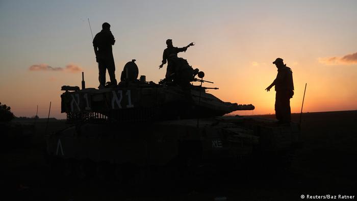 Israelische Soldaten stehen auf Panzer. (Foto: Reuters/Baz Ratner) 