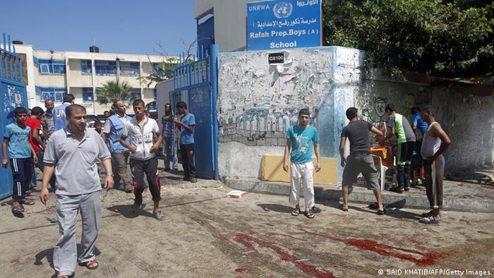 Männer vor einer UN-Schule in Rafah. (Foto: SAID KHATIB/AFP/Getty Images ) 