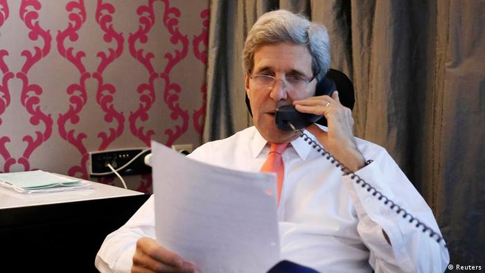 John Kerry spricht am Telefon. (Foto: Reuters) 