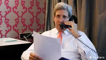 John Kerry spricht am Telefon