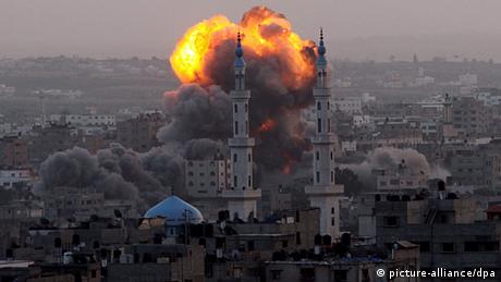 Smoke rises after an air strike on Gaza in 2012 (picture-alliance/dpa)