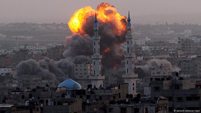 Smoke rises after an air strike on Gaza in 2012 (picture-alliance/dpa)