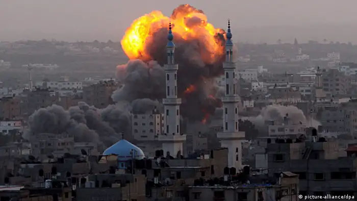 Smoke rises after an air strike on Gaza in 2012 (picture-alliance/dpa)