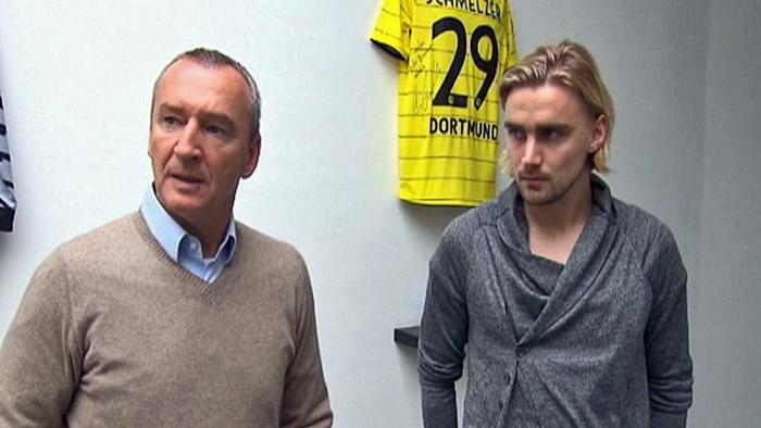 Roger Wittmann, aquí con uno de sus jugadores, el defensor del Dortmund Marcel Schmelzer.