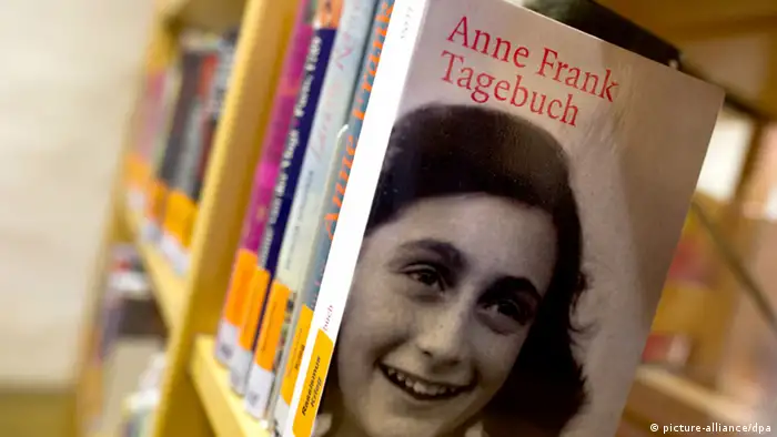 Anne Frank Bücherregal der Stadtbibliothek im sächsischen Pirna 