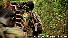 Soldaten der ugandischen Armee (UPDF) patrouillieren durch den Dschungel der Republik Zentralafrika auf der Suche nach dem Rebellenführer Joseph Kony. Dieser versteckt sich mit seiner Rebellengruppe „Lord’s Resistance Army“ (LRA) im dichten Urwald des Landes. Die LRA sind brutale, christlich militante Rebellen.