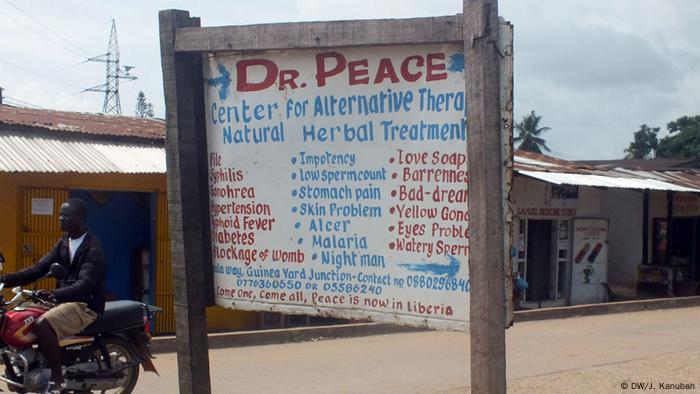 Das Schild des traditionellen Heilers Doctor Peace in Liberia