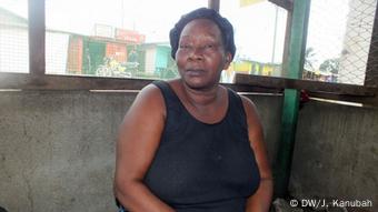 Elizabeth Wobe arbeitet als traditionelle Heilerin in Liberia (Foto: DW/Julius Kanubah)