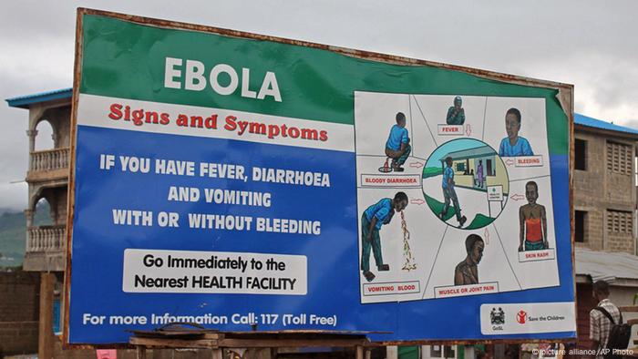 Aufklärung in Sierra Leone: Das Schild weist darauf hin, bei Ebola-Symptomen sofort ins nächste Gesundheitszentrum zu gehen (Foto: AP)
