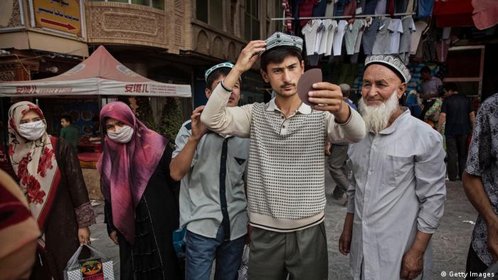 China Xinjiang Uiguren Bärte Kopftücher Verbot (Getty Images)