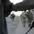 ISAF-Soldaten mit Festgenommenen in Afghanistan (Foto: AFP)