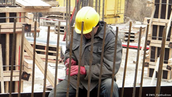 Рабочий на стройке в России