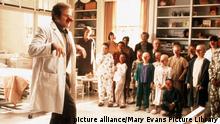PATCH ADAMS (US 1998) ROBIN WILLIAMS Date: 1998 (Mary Evans Picture Library)