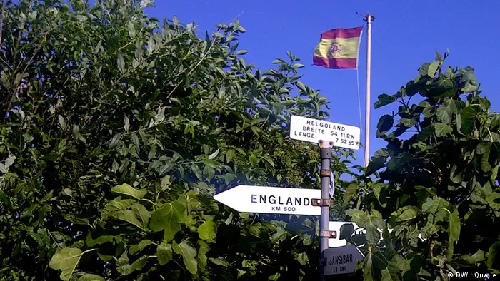 Helgoland: Schild mit Entfernung zu Großbritannien und zu Sansibar.