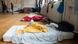 einem Zimmer liegen sechseinzelne Matratzen auf dem Boden. Darauf sind zerwühlte bunte Bettlaken. An den Heizkörpern hängt Wäsche. (Foto: picture-alliance/dpa) einem Zimmer liegen sechseinzelne Matratzen auf dem Boden. Darauf sind zerwühlte bunte Bettlaken. An den Heizkörpern hängt Wäsche. (Foto: picture-alliance/dpa)