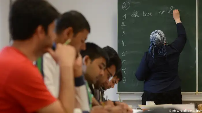Un 75 por ciento de los musulmanes alemanes ve el alemán como su primer idioma. Mientras que entre los inmigrantes, sólo un 20 por ciento lo considera su lengua principal. En Europa, las habilidades lingüísticas mejoran con cada generación. En Alemania, un 46 por ciento de todos los musulmanes considera el idioma nacional como el principal, en Austria un 37 por ciento y en Suiza un 24 por ciento.