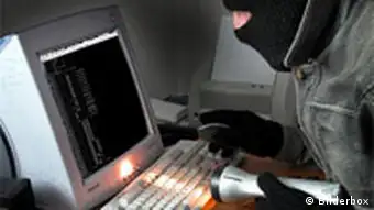 Symbolbild: hacker stiehlt Daten aus EDV-Anlage Computerkriminalität