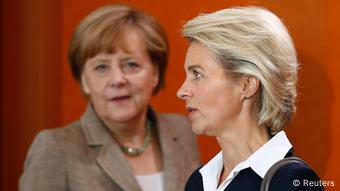 Kanzlerin Merkel und Verteidigungsministerin von der Leyen (Foto: Reuters)