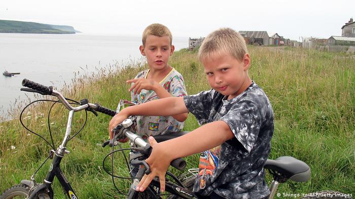 Дети на велосипедах на острове Итуруп