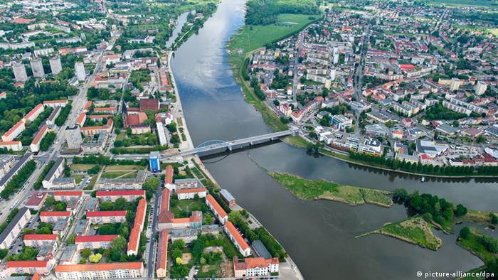 Most łączący Frankfurt nad Odrą (l.) i polskie Słubice 
