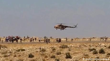 Landung eines irakischen Hubschraubers im Sindschar-Gebirge. Foto: Michel Reimon, dpa. 