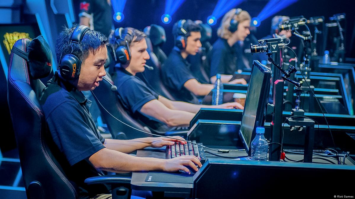 The world´s most popular eSports players on facebook (fans) – DW –  06/24/2015