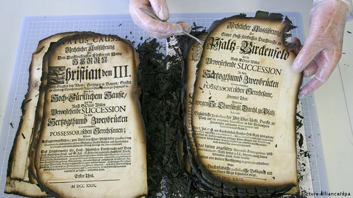 Verkohlte Buchseiten nach dem Brand in der Anna Amalia Bibliothek in Weimar (Foto: dpa)