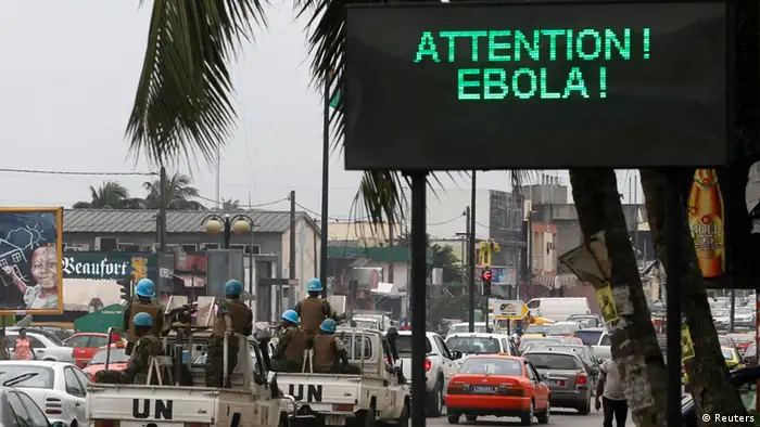 Liberia Westafrika Mann ließt Zeitung über Ebola
