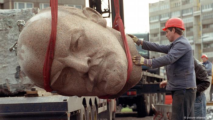 Демонтаж памятника Ленину в Берлине в ноябре 1991 года