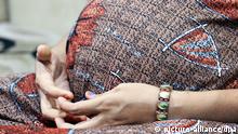 ARCHIV - Leihmutter Arpita Christian hält am 06.05.2014 ihre Hände im Leihmutter-Haus der Akanksha Infertility Clinic in Anand (Indien) vor ihrem Babybauch. Sie ist im neunten Monat schwanger und trägt das Kind eines Paares aus den USA aus. Foto: Doreen Fiedler/dpa (zu dpa Ausbeutung oder Hilfe? Indien ist Mekka für Leihmutterschaft vom 08.08.2014) +++(c) dpa - Bildfunk+++