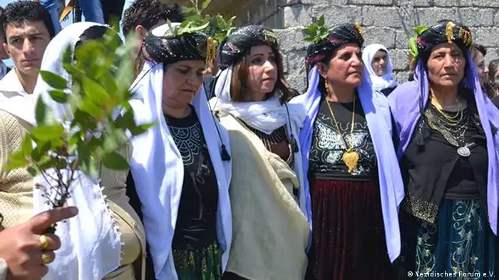 Jesidische Frauen beim Pilgerfest (Foto: Yezidisches Forum e.V. )