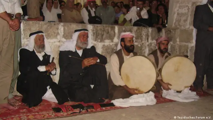 Jesidische Musiker in Lalisch (Foto: Yezidisches Forum e.V. )
