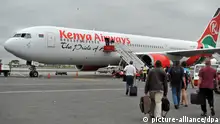 Reisende gehen über das Rollfeld zu einem startbereiten Flugzeug der Kenya Airways, aufgenommen am Samstag (16.05.2009) auf dem Flughafen von Nairobi. Foto: Andreas Gebert +++(c) dpa - Report+++