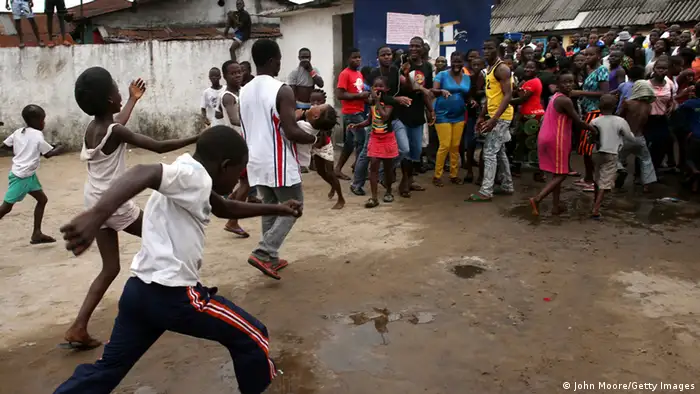 Ebola West Point Slum Infizierte verlassen Isolierstation