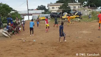 Jugendliche spielen Fußball in Monrovia