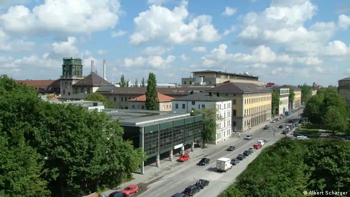 Blick auf das Hauptgebäude der TU München (Foto: Albert Scharger)